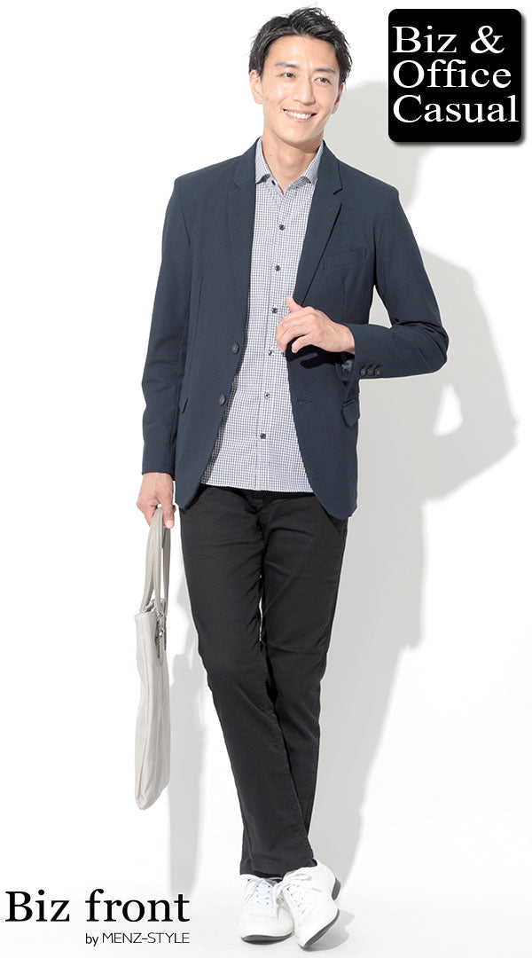黒チノパンのコーデ例