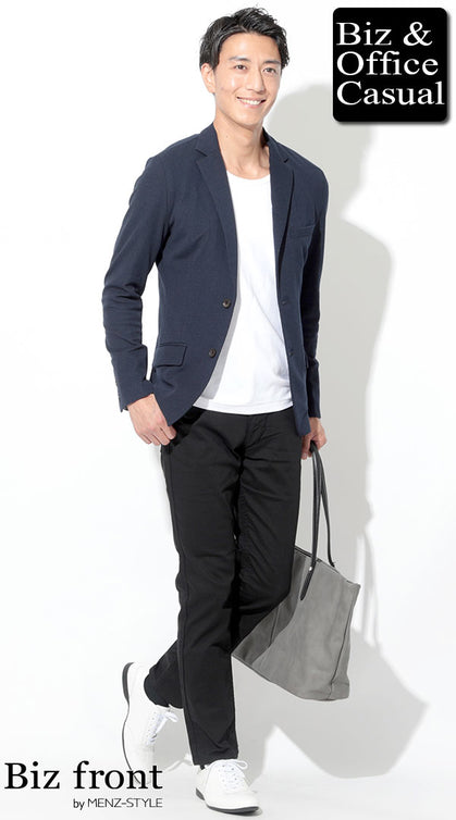 ネイビージャケットとブラックスリムパンツに白スニーカーを合わせた大人のビジネスカジュアルコーデ