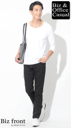 黒のチノパンのメンズコーデ例