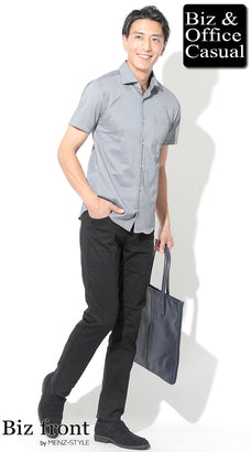 黒のチノパンのメンズコーデ例