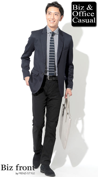 ネイビージャケットと黒チノパンの定番ビジネスカジュアルコーデ