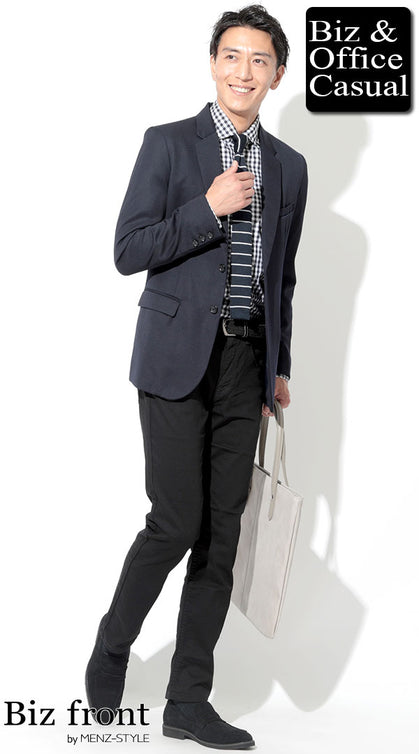 ネイビージャケットと黒パンツを合わせた知的で引き締まったビジネスカジュアルコーデ