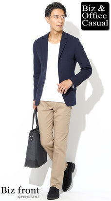 ベージュのチノパンのメンズコーデ例