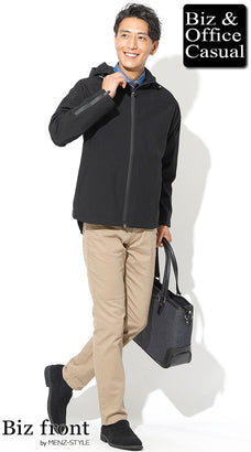 ベージュのチノパンのメンズコーデ例