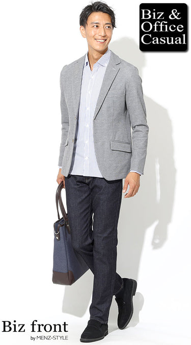 グレーのテーラードジャケットとジーンズのコーデ例