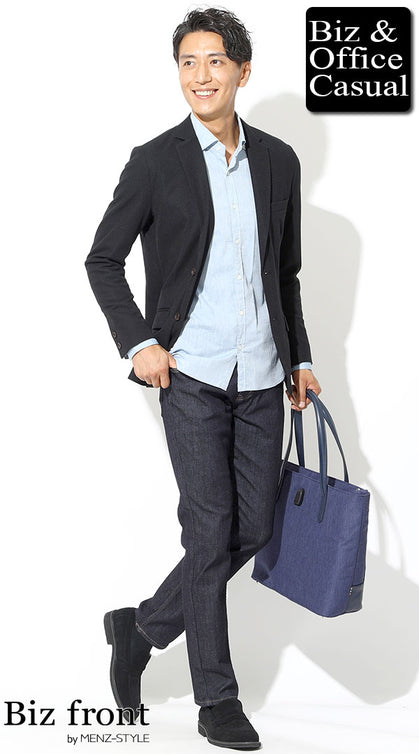 黒ジャケット メンズ ビジネスカジュアル ネイビーパンツ サックスブルーシャツ ネイビートートバッグ コーディネート
