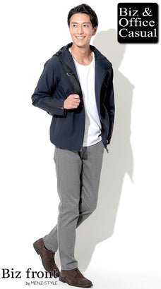 ネイビーパーカーと白カットソーに素材感のあるグレーパンツを合わせたシンプルカジュアル