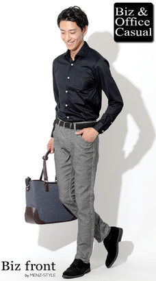 ネイビーシャツをタックインしたグレーパンツの男らしい配色コーデ