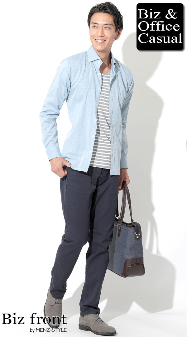 水色シャツとネイビーパンツを合わせた通勤・オフィスカジュアルメンズコーデ