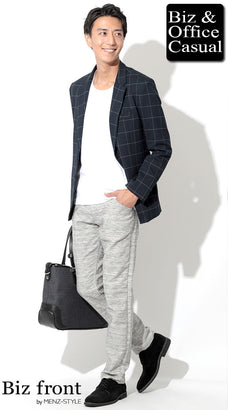 ネイビージャケットと白カットソーにウィンドペン柄グレーパンツを合わせたシンプルジャケパン