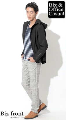 黒パーカーとネイビーボーダーカットソーに明るいグレーパンツを合わせた休日カジュアル