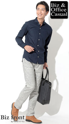 白ボタン付きネイビーシャツと杢柄グレースリムパンツのブラウンシューズコーデ