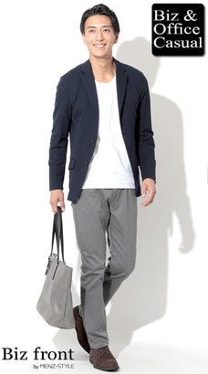 ネイビージャケットと白カットソーにスリムグレーパンツを合わせた私服通勤ジャケパン