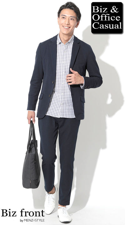 グレーギンガムチェックシャツ×ネイビーセットアップ×白スニーカー