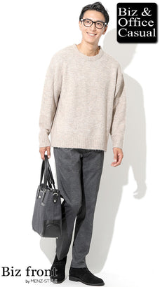 50代ぽっちゃり男性におすすめのベージュビッグシルエットニット×グレースラックスの上品オフィスカジュアル