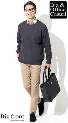 ベージュのチノパンのメンズコーデ例