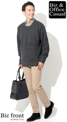 ベージュのチノパンのメンズコーデ例