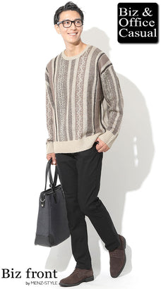 50代ぽっちゃり男性におすすめのベージュジャカードニット×黒スリムパンツの引き締めコーデ