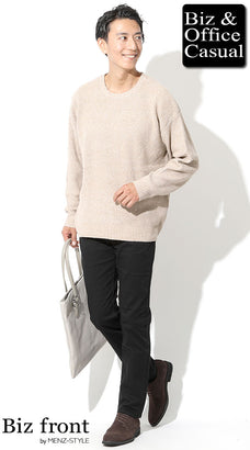 50代ぽっちゃり男性におすすめのベージュビッグシルエットニット×黒スリムパンツの清潔感カジュアル