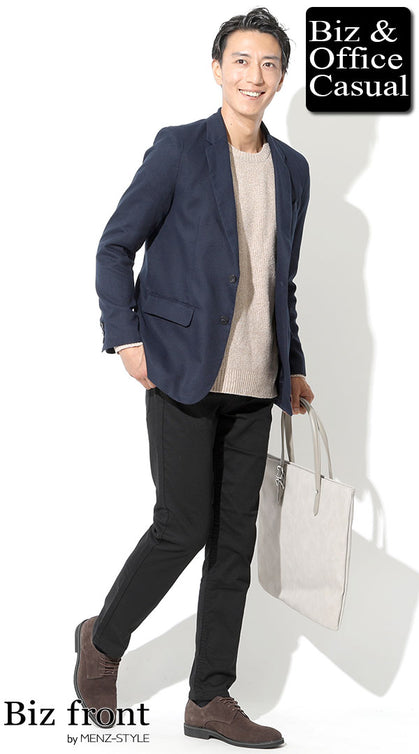 30代男性オフィスカジュアル ネイビージャケット×ベージュニット×ブラウンスエード靴のコーデ