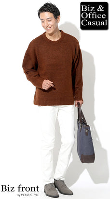 50代ぽっちゃり男性におすすめのブラウンビッグシルエットニット×白パンツの軽やか秋冬カジュアル