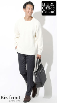 50代ぽっちゃり男性におすすめの白ビッグシルエットニット×ネイビースラックスの知的カジュアル