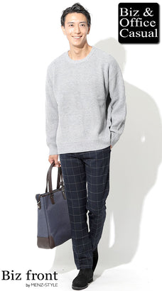 50代ぽっちゃり男性におすすめのグレービッグシルエットニット×ネイビーチェックパンツの清潔感スタイル