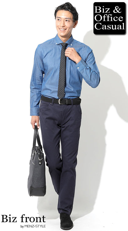 ブルーデニムシャツを使ったメンズビジネスカジュアルのタックイン・シャツインコーデ