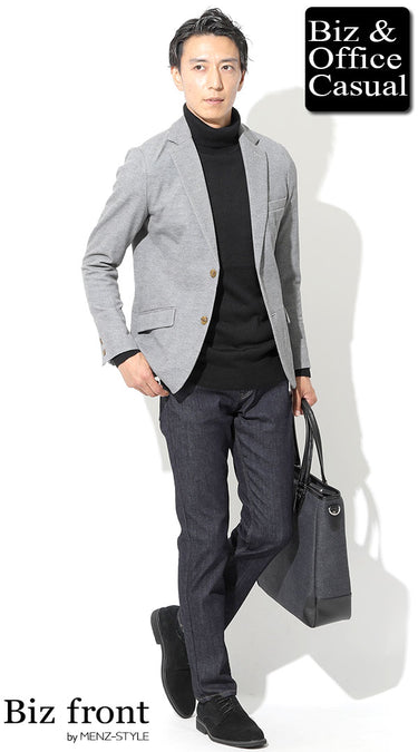 冬らしいテーラードジャケットとタートルネックニットとジーンズのコーデ例