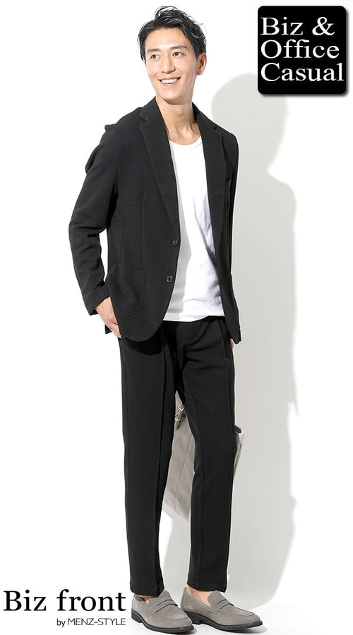 ブラックのセットアップに白Tシャツを合わせたリラックス感あるビジカジコーデ