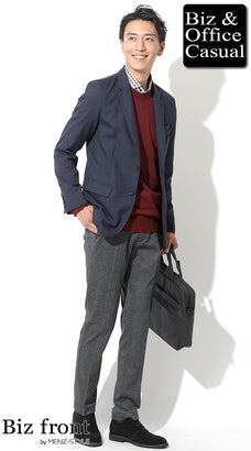 ホテル忘年会に映えるワインレッドコーデ｜ネイビージャケット×丸首ニット