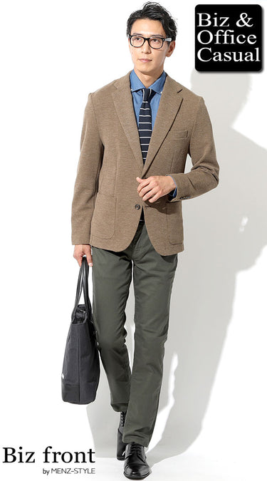 カーキパンツ×ベージュシャツ・ベージュジャケットのメンズコーデ