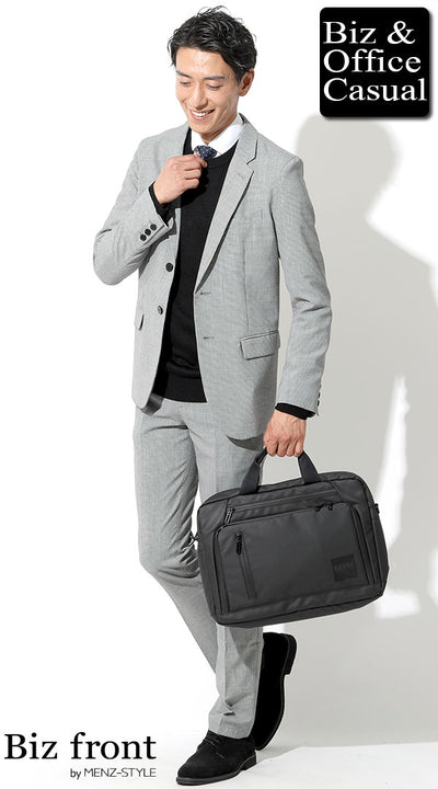 明るいグレースーツにメリハリを生む黒セーターコーデ