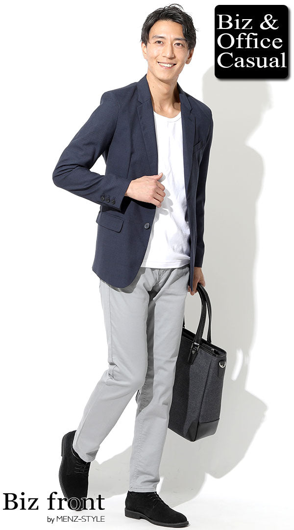 ネイビージャケットに白Tシャツ、ライトグレースラックスを合わせた清涼感あるオフィススタイル