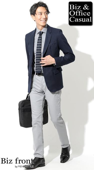 ネイビージャケット×グレーパンツのコーデ