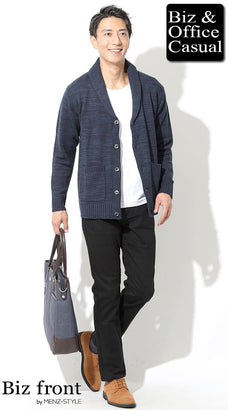 黒のチノパンのメンズコーデ例