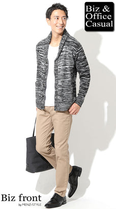 ベージュのチノパンのメンズコーデ例