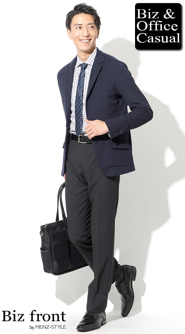 艶感が強すぎないスラックスを穿いた男性