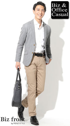 黒ニット×白シャツ×ネイビーパンツの冬のスマートビジネスコーデ