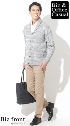 ベージュのチノパンのメンズコーデ例