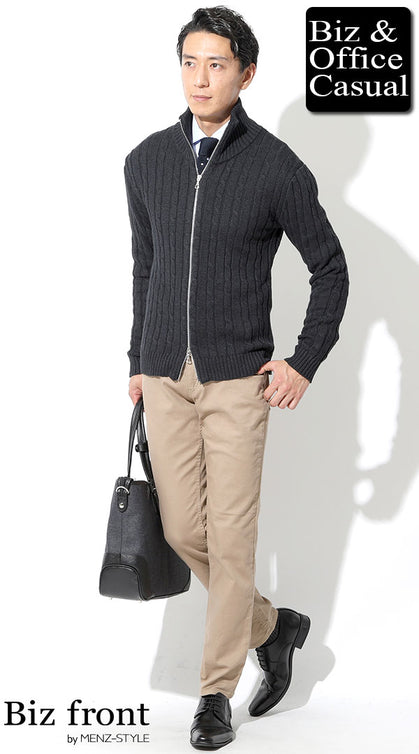 チャコールグレーのジップアップニットとベージュチノパンを合わせた50代男性のオフィスカジュアルコーディネート