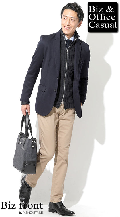 冬のビジネスカジュアル メンズ ネイビージャケット×黒ジップニット×ベージュパンツ コーディネート例