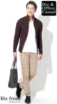 ベージュのチノパンのメンズコーデ例