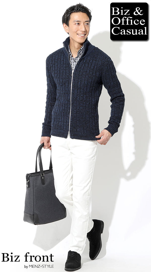 メンズのギンガムチェックシャツにネイビーニットと白パンツを合わせた知的な爽やかコーデ