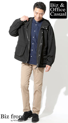 ベージュのチノパンのメンズコーデ例