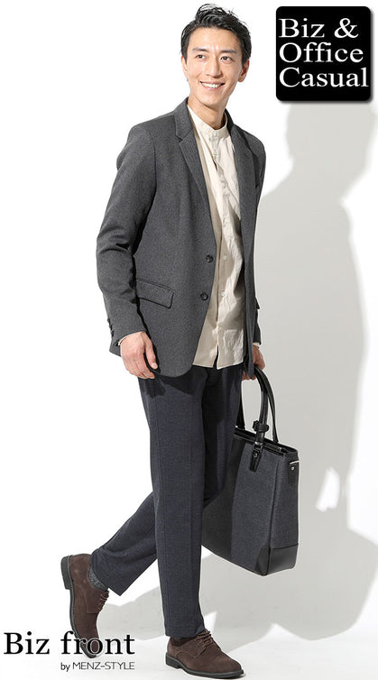 チャコールジャケットとライトベージュのシャツ、ネイビースラックスを合わせたビジネスカジュアルコーディネート、秋の老け見えを防ぐ配色と素材感の調和