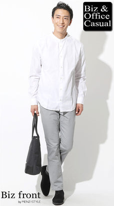 チノパンと白シャツのコーデ例