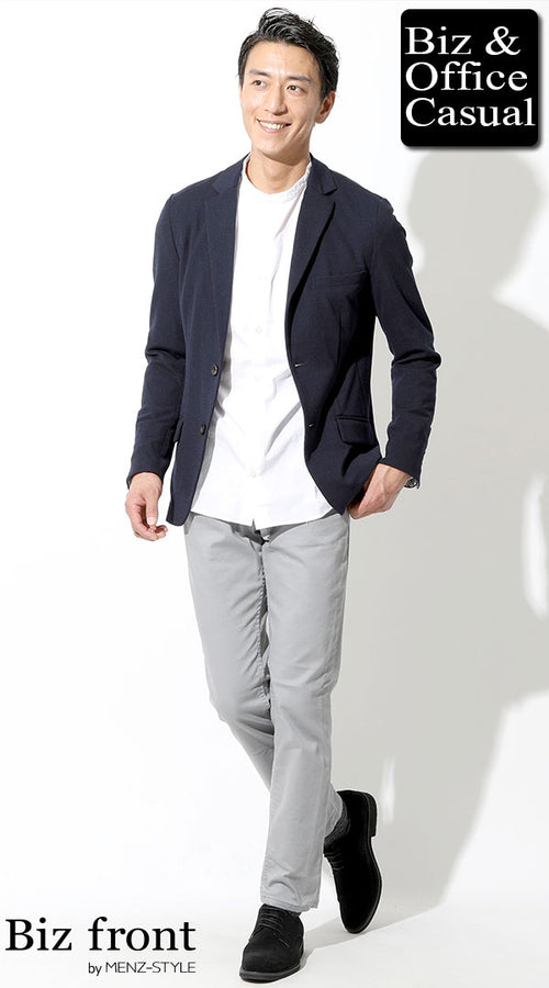 グレーパンツ×白シャツコーデ