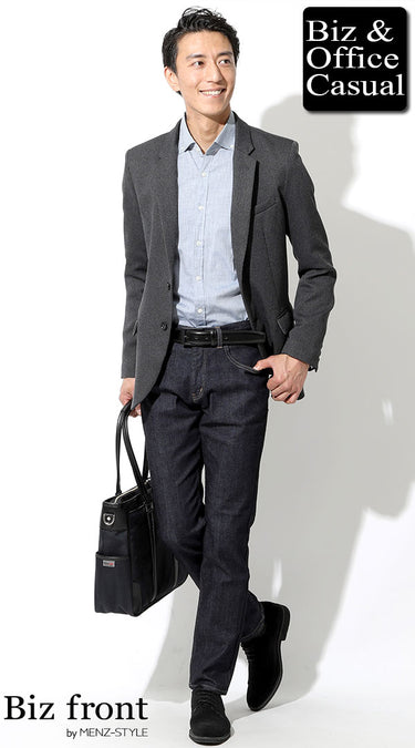 濃い色のジーンズとテーラードジャケットのコーデ例