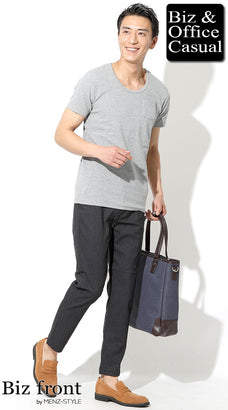 50代ぽっちゃり男性におすすめのグレーカットソー×チャコールパンツの清潔感カジュアル